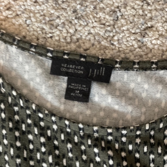 Sleeveless JJill MP blouse. Tunic style with vent on side front. - Picture 3 of 9